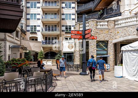 Vail, USA - 29 giugno 2019: Villaggio di Lionshead nella località sciistica di montagna rocciosa in Colorado con indicazioni per skipass, centro di accoglienza e parkin Foto Stock