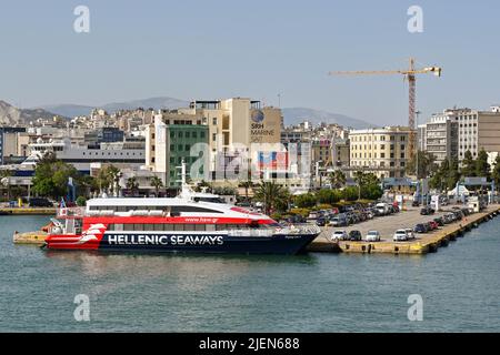 Pireo, Atene, Grecia - Giugno 2022: Traghetto veloce Flying Cat 6 di Hellenic Seaways, ormeggiato nel porto di Pireo. Foto Stock