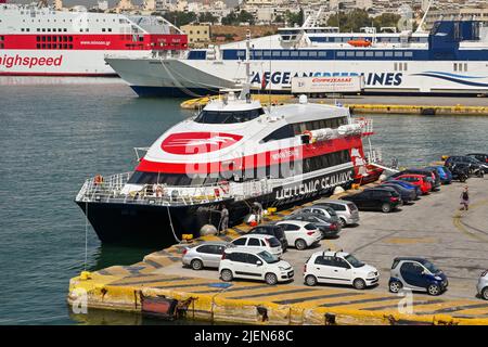 Pireo, Atene, Grecia - Giugno 2022: Traghetto veloce Flying Cat 6 di Hellenic Seaways ormeggiato nel porto di Pireo. Foto Stock