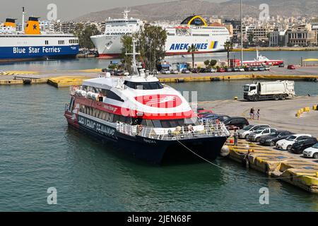 Pireo, Atene, Grecia - Giugno 2022: Traghetto veloce Flying Cat 6 di Hellenic Seaways ormeggiato nel porto di Pireo. Foto Stock