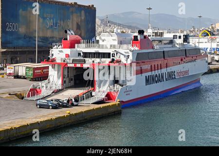 Pireo, Atene, Grecia - Giugno 2022: Leggi la vista della rampa del veicolo del traghetto catamarano ad alta velocità Santorini Palace ormeggiato nel porto Pireo. Foto Stock