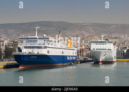 Pireo, Atene, Grecia - Giugno 2022: Traghetti ormeggiati nel porto del Pireo. Sulla sinistra si trova Blue Horizon, gestito da Blue Star Ferries Foto Stock