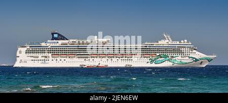 Mykonos, Grecia - Giugno 2022: Vista panoramica della parte anteriore della nave da crociera della Giada Norvegese ancorata al mare al largo dell'isola greca. Foto Stock