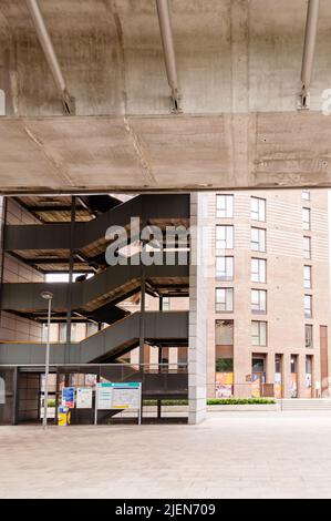 Un treno della ferrovia leggera Docklands che entra nella stazione di Pontoon Dock DLR a East London, Londra, Inghilterra, 19 giugno 2022 Foto Stock