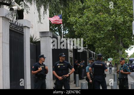 Madrid, Spagna. 27th giugno 2022. Gli ufficiali di polizia sorvegliano l'ambasciata degli Stati Uniti a Madrid, in Spagna, il 27 giugno 2022. Credit: Isabel Infantes/Alamy Live News Foto Stock