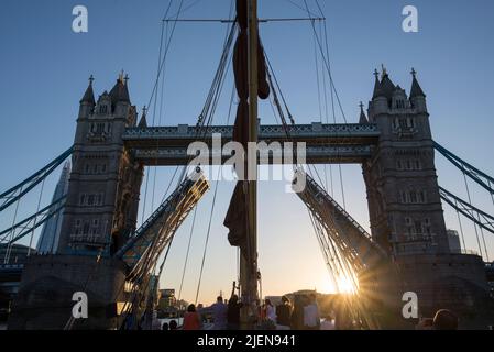 Vecchia chiatta vela che naviga lungo il Tamigi e sotto il Tower Bridge Foto Stock