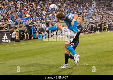 Montreal, Canada. 25th giugno 2022. Charlotte FC Kamil Jozwiak (35) salta a testa la palla di fronte al CF Montreal Alistair Johnston (22) durante la partita MLS tra il Charlotte FC e il CF Montreal tenutasi allo saputo Stadium di Montreal, Canada. Daniel Lea/CSM/Alamy Live News Foto Stock