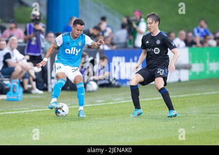 Montreal, Canada. 25th giugno 2022. Charlotte FC Koa Santos (36) controlla la palla cambiando le direzioni contro CF Montreal Lassi Lappalainen (21) durante la partita MLS tra Charlotte FC e CF Montreal tenutasi allo saputo Stadium di Montreal, Canada. Daniel Lea/CSM/Alamy Live News Foto Stock