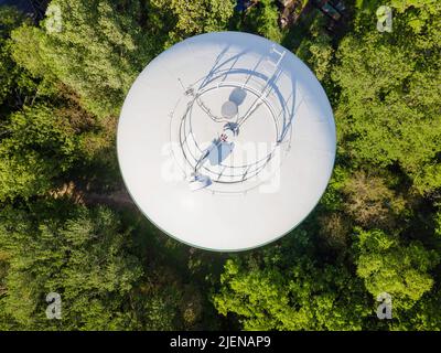 Fotografia aerea di una torre d'acqua nel quartiere della foresta di Seminole in una splendida giornata estiva. Fitchburg, Wisconsin, Stati Uniti. Foto Stock