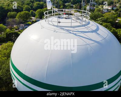 Fotografia aerea di una torre d'acqua nel quartiere della foresta di Seminole in una splendida giornata estiva. Fitchburg, Wisconsin, Stati Uniti. Foto Stock