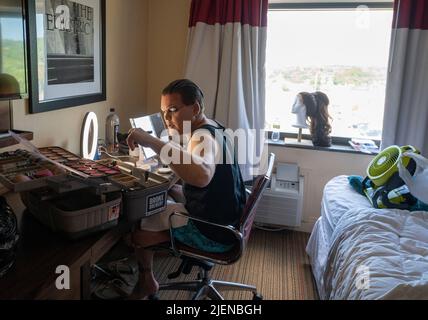 Scranton, Stati Uniti. 25th giugno 2022. L'artista di trascinamento Eileen o'Brennan sceglie il trucco per un pageant. Credit: SOPA Images Limited/Alamy Live News Foto Stock