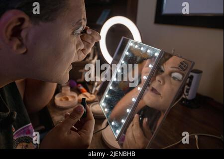 Scranton, Stati Uniti. 25th giugno 2022. L'artista di trascinamento Eileen o'Brennan applica il trucco per un pageant. Credit: SOPA Images Limited/Alamy Live News Foto Stock