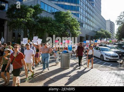 24 giugno 2022, Austin, Texas, U.S: 24 giugno 2022, Austin, TX, USA: Una protesta pro-scelta dopo che la Corte Suprema ha emesso la decisione di rovesdare Roe contro Wade. I manifestanti si marciarono verso il Campidoglio del Texas per far sentire le loro voci. (Credit Image: © Alicia Armijo/ZUMA Press Wire) Foto Stock