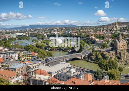 Tbilisi paesaggio urbano in giornata di sole, Georgia Foto Stock