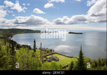 Vista aerea del Grand Portage National Monument ricostruito, deposito per il commercio di pellicce, cucina e stockade lungo la North Shore del Lago superiore Foto Stock