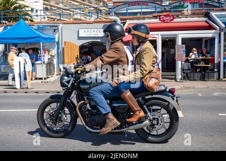 Motociclista che partecipa al prestigioso evento motociclistico Gentleman's Ride, in sella a una moto Triumph Street Twin con pilota femminile Foto Stock