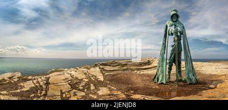 Gallos - l'imponente scultura in bronzo alta otto piedi di Rubin Eynon è una popolare attrazione per i turisti al Castello di Tintagel, un fortificato medievale Foto Stock