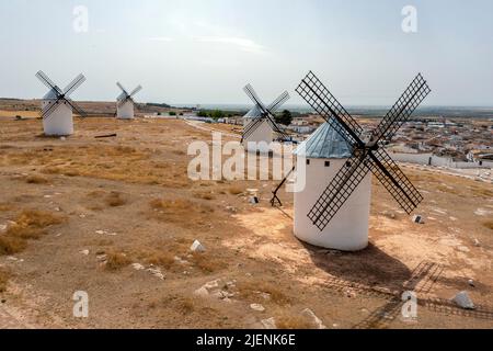 Una vista degli storici mulini a vento bianchi di la Mancha sopra la città di campo de Criptana, provincia di Ciudad Real, Spagna Foto Stock