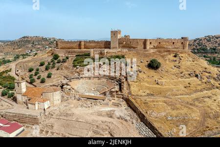 Vista del Castello, teatro romano e Chiesa di Santiago Apostol a Medellin, un comune spagnolo in provincia di Badajoz, nel com autonomo Foto Stock