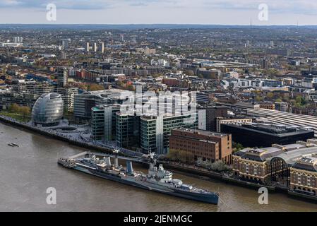 London City Hall e l'HMS Belfast come visto dall'alto Foto Stock
