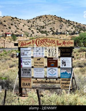 Un cartello accoglie i visitatori nella piccola ex città mineraria di Cerrillos nel New Mexico vicino a Santa Fe. Foto Stock