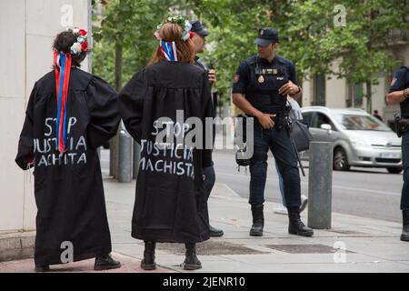 Madrid, Madrid, Spagna. 27th giugno 2022. Gli attivisti FEMEN protestano a favore dell'aborto presso l'ambasciata statunitense di Madrid. (Credit Image: © Fer Capdepon Arroyo/Pacific Press via ZUMA Press Wire) Foto Stock