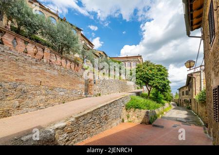 Vicoli e stradine all'interno delle mura della cittadina medievale di San Gimignano, in Toscana. Foto Stock