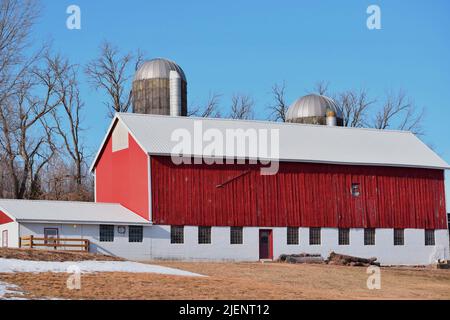 Un vecchio fienile rosso e silos in un allevamento di cavalli nel Wisconsin sudoccidentale Foto Stock