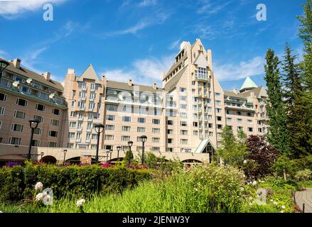 L'hotel Fairmont Chateau Report and Spa di Whistler BC in una giornata estiva a tarda ora con un cielo blu. Foto Stock