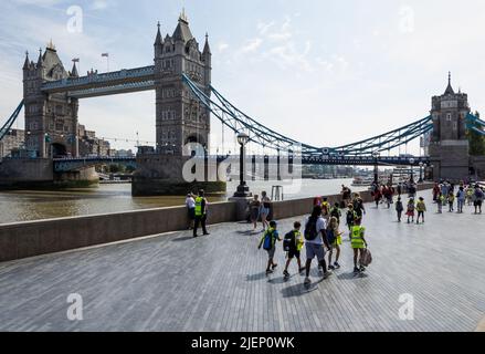 Dettaglio architettonico della passeggiata della Regina una passeggiata situata sulla riva meridionale del Tamigi con il Tower Bridge sullo sfondo Foto Stock