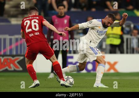 28th maggio 2022; stadio Stade de France, Saint-Denis, Parigi, Francia. Finale di calcio della Champions League tra il Liverpool FC e il Real Madrid; Daniel Carvajal del Real Madrid compete per la palla con Andrew Robertson di Liverpool Foto Stock