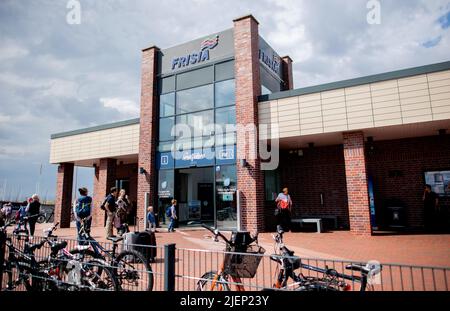 Norddeich, Germania. 25th giugno 2022. Il terminal dei traghetti di AG Reederei Norden-Frisia per le gite all'isola di Juist si trova nel porto vicino al molo. Renania settentrionale-Vestfalia è il primo stato tedesco ad iniziare le vacanze estive. Credit: Hauke-Christian Dittrich/dpa/Alamy Live News Foto Stock