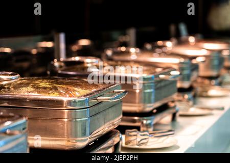 Molti piatti riscaldati a buffet sono pronti per il servizio nel ristorante dell'hotel Foto Stock