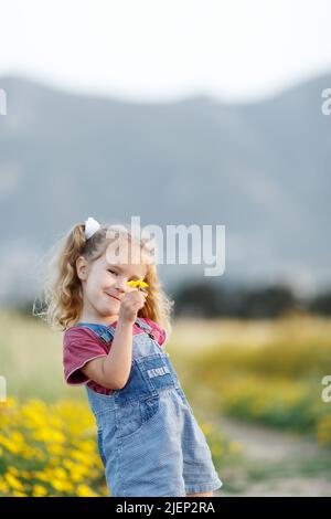 Ritratto di piccola ragazza felice in un campo di grano. Foto Stock