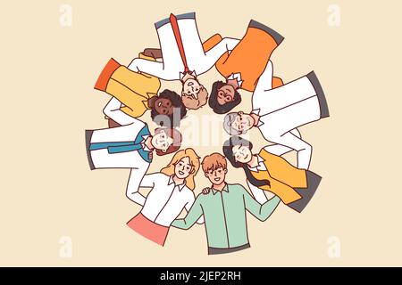 La vista dal basso di diverse persone multirazziali si trova in cerchio abbracciando mostrando unità e sostegno. Gli uomini e le donne multietnici abbracciano dimostrare valori condivisi. Illustrazione vettoriale. Illustrazione Vettoriale