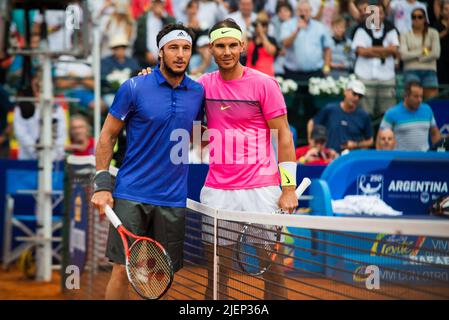 Rafael Nadal posa con Juan Monaco prima delle finali dell'Argentina Open a Buenos Aires Lawn Tennis. Foto Stock