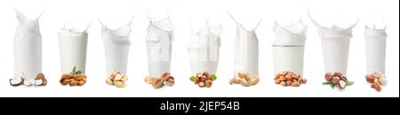 Set di bicchieri con latte vegano spruzzato su sfondo bianco Foto Stock