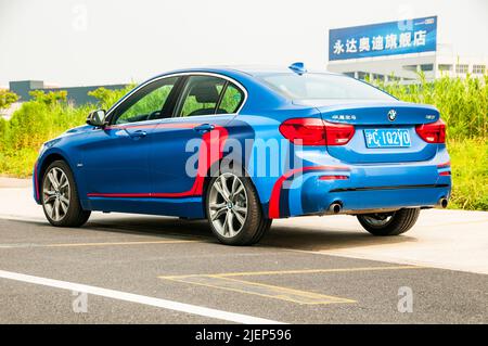 Solo Cina BMW Serie 1 berlina visto dal lato posteriore. Foto Stock