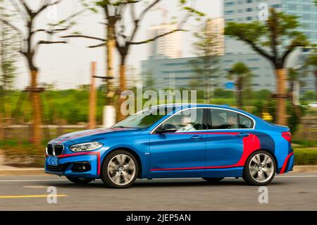 Solo Cina BMW Serie 1 berlina visto lo spostamento su strada. Foto Stock