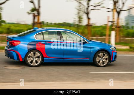 Solo Cina BMW Serie 1 berlina visto lo spostamento su strada. Foto Stock