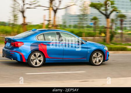 Solo Cina BMW Serie 1 berlina visto lo spostamento su strada. Foto Stock