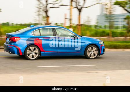 Solo Cina BMW Serie 1 berlina visto lo spostamento su strada. Foto Stock