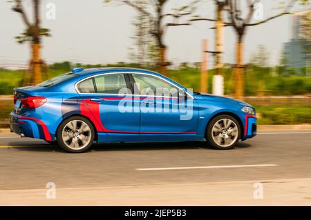 Solo Cina BMW Serie 1 berlina visto lo spostamento su strada. Foto Stock