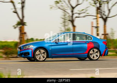 Solo Cina BMW Serie 1 berlina visto lo spostamento su strada. Foto Stock