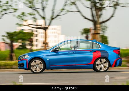 Solo Cina BMW Serie 1 berlina visto lo spostamento su strada. Foto Stock