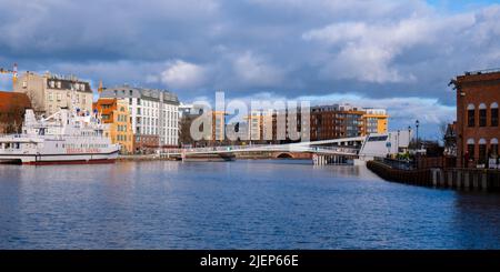 Gdansk Polonia Maggio 2022 nuovo ponte moderno che gira nella città vecchia di Gdansk riflesso nel paesaggio urbano del fiume Moltawa. Gru antica. Apertura della passerella girevole, Granary Island Visita Gdansk Polonia destinazione di viaggio. Attrazione turistica Foto Stock