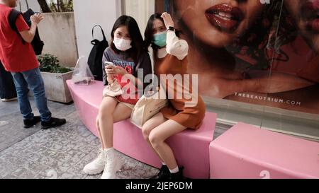 Studenti Ragazze Piazza Siam Area Shopping giovani Bangkok Thailandia Foto Stock