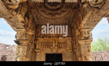 Tempio No 1 : porta d'ingresso del Santuario che mostra intricata scultura sulla porta e soffitto di design floreale, Tempio del 10th secolo, Survaya Ki Garhi, Morena, M Foto Stock