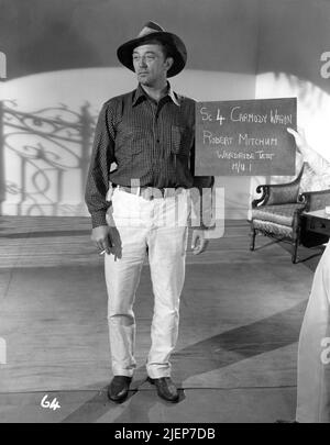 ROBERT MITCHUM Costume Test / Reference Photo for THE SUNDOWNER 1960 director FRED ZINNEMANN Novel Jon Cleary Costume designer Elizabeth Haffenden UK-USA-Australia co-produzione Warner Bros. Productions / Warner Bros. Foto Stock