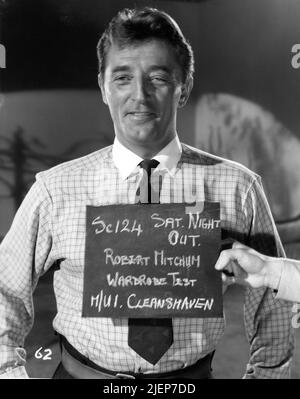 ROBERT MITCHUM Costume Test / Reference Photo for THE SUNDOWNER 1960 director FRED ZINNEMANN Novel Jon Cleary Costume designer Elizabeth Haffenden UK-USA-Australia co-produzione Warner Bros. Productions / Warner Bros. Foto Stock